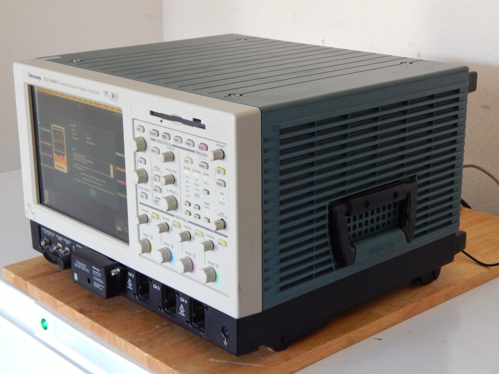 TEKTRONIX CSA7404B Communications Signal Analyzer, 4 GHz, 4 Ch., 20 GS/s TEKTRONIX CSA7404B Communications Signal Analyzer, 4 GHz, 4 Ch., 20 GS/s